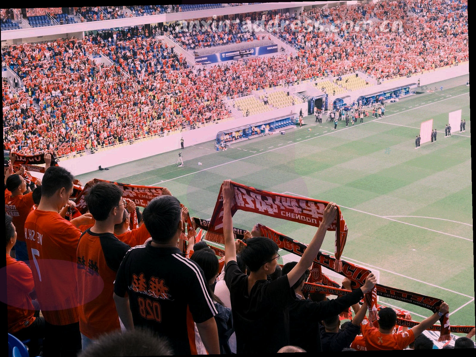 深墨绿与暖金几何切面构成的抽象山峦与江面肌理，表现安信品牌的档案气质